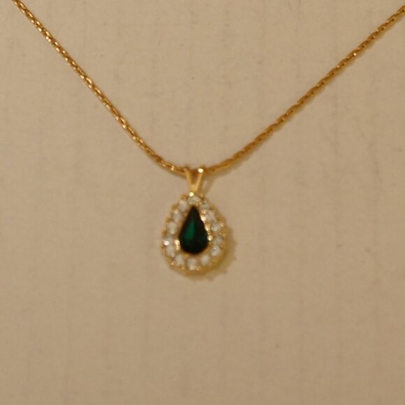 VINTAGE AVON EMERALD GREEN CRYSTAL TEARDROP NECKLACE - Picture 3 of 12